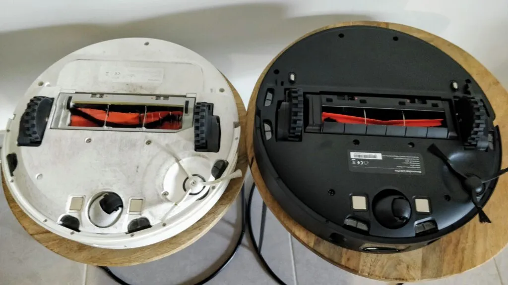 La petite brosse du L10 Pro se clipse, ce qui est bien plus pratique.